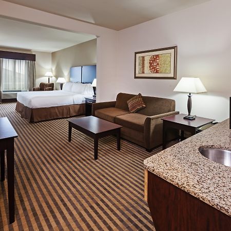 Holiday Inn Express & Suites Brady By Ihg Exterior photo