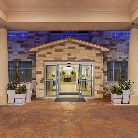 Holiday Inn Express & Suites Brady By Ihg Exterior photo