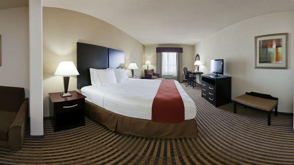 Holiday Inn Express & Suites Brady By Ihg Exterior photo