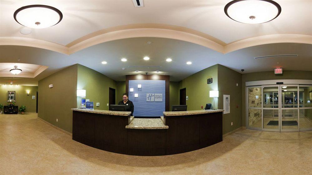 Holiday Inn Express & Suites Brady By Ihg Exterior photo