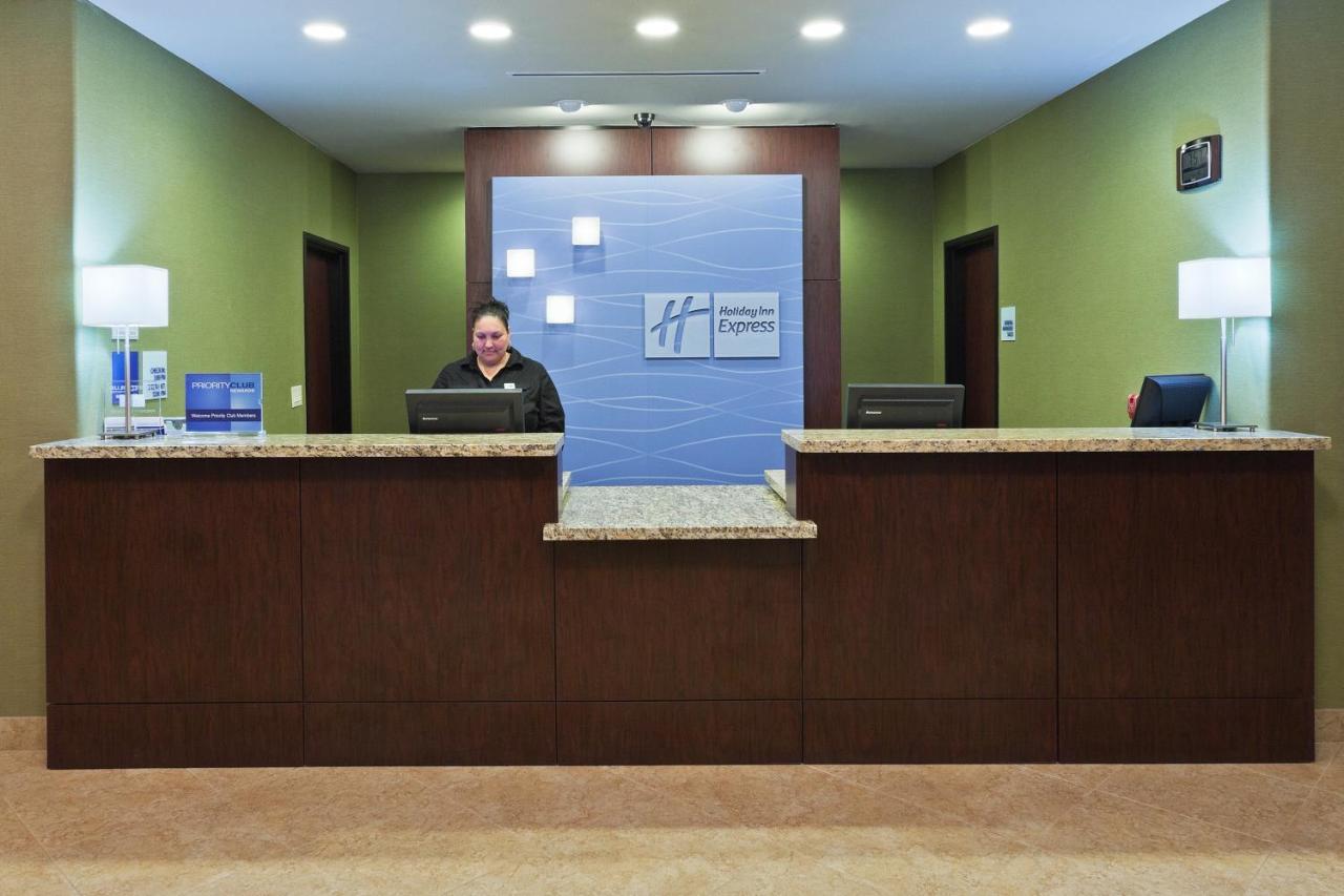Holiday Inn Express & Suites Brady By Ihg Exterior photo