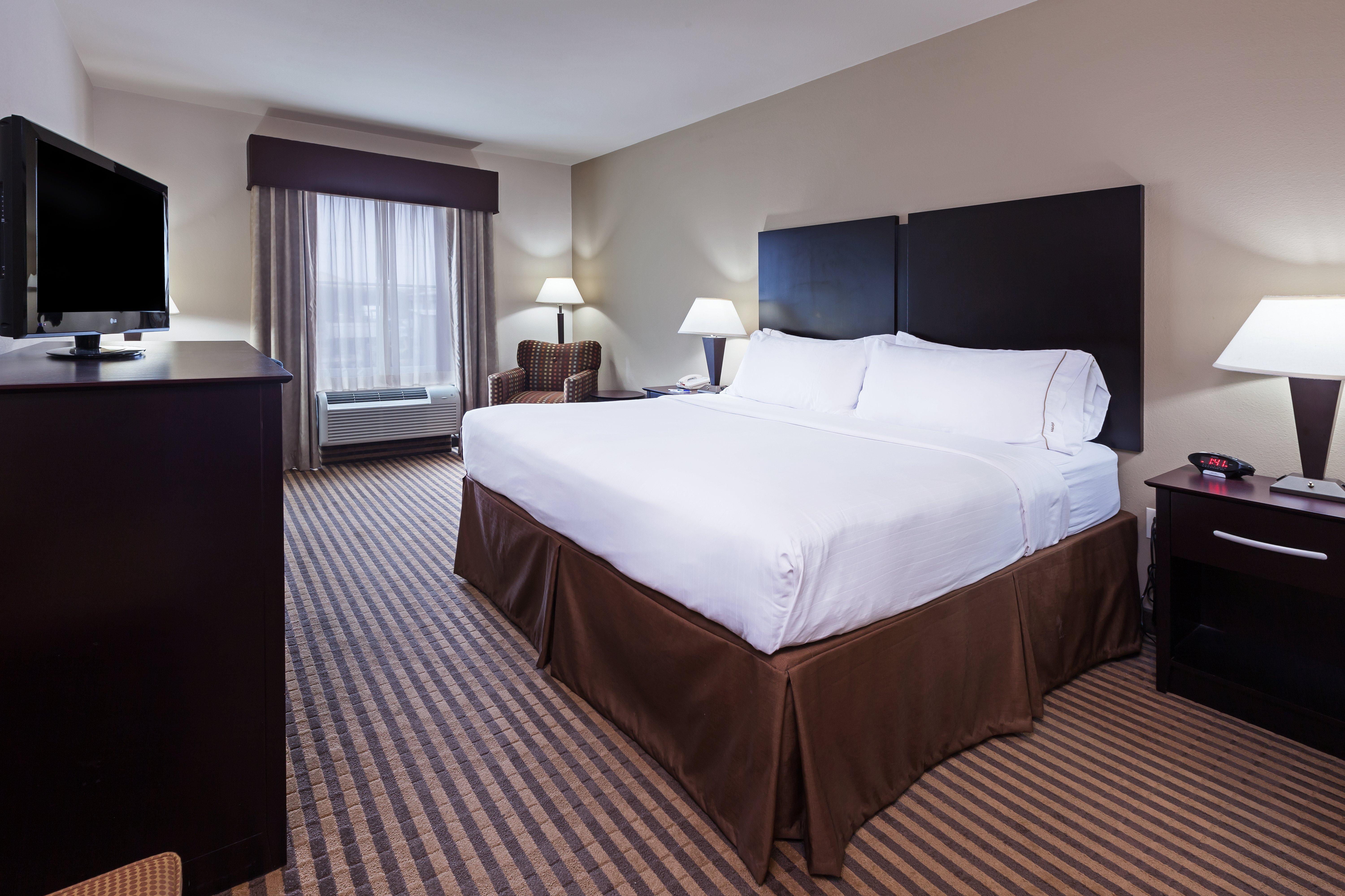 Holiday Inn Express & Suites Brady By Ihg Exterior photo