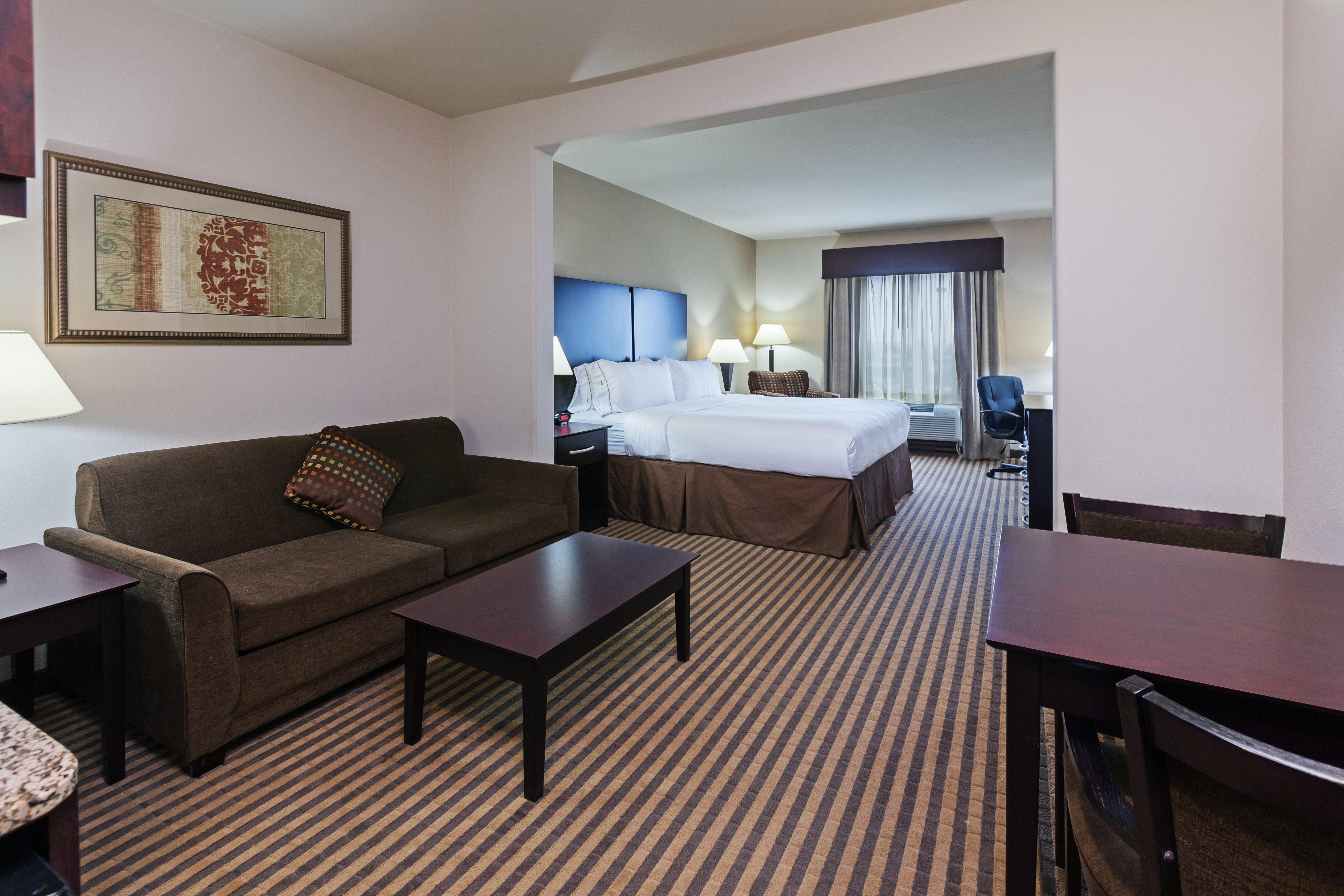 Holiday Inn Express & Suites Brady By Ihg Exterior photo
