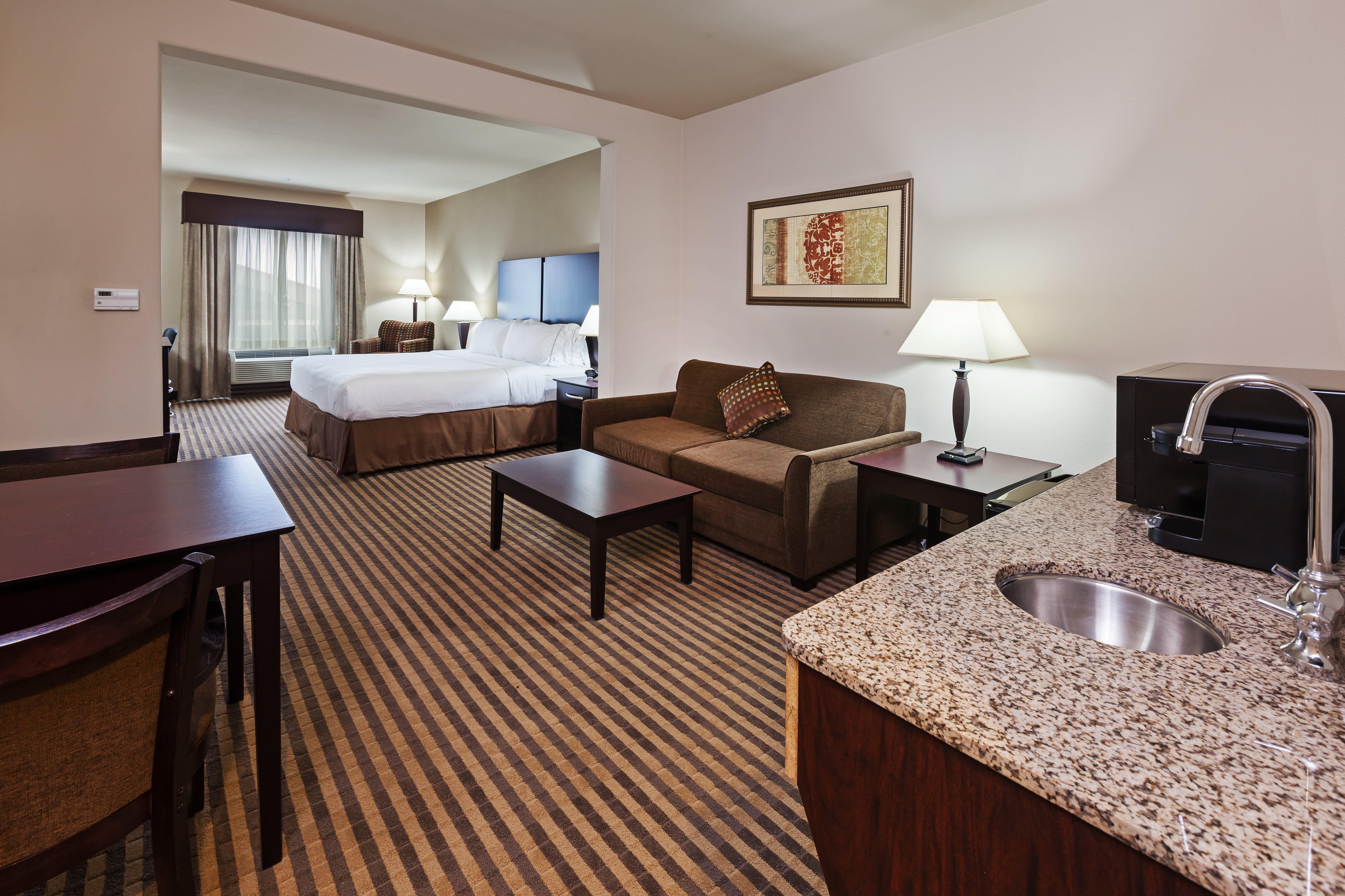 Holiday Inn Express & Suites Brady By Ihg Exterior photo