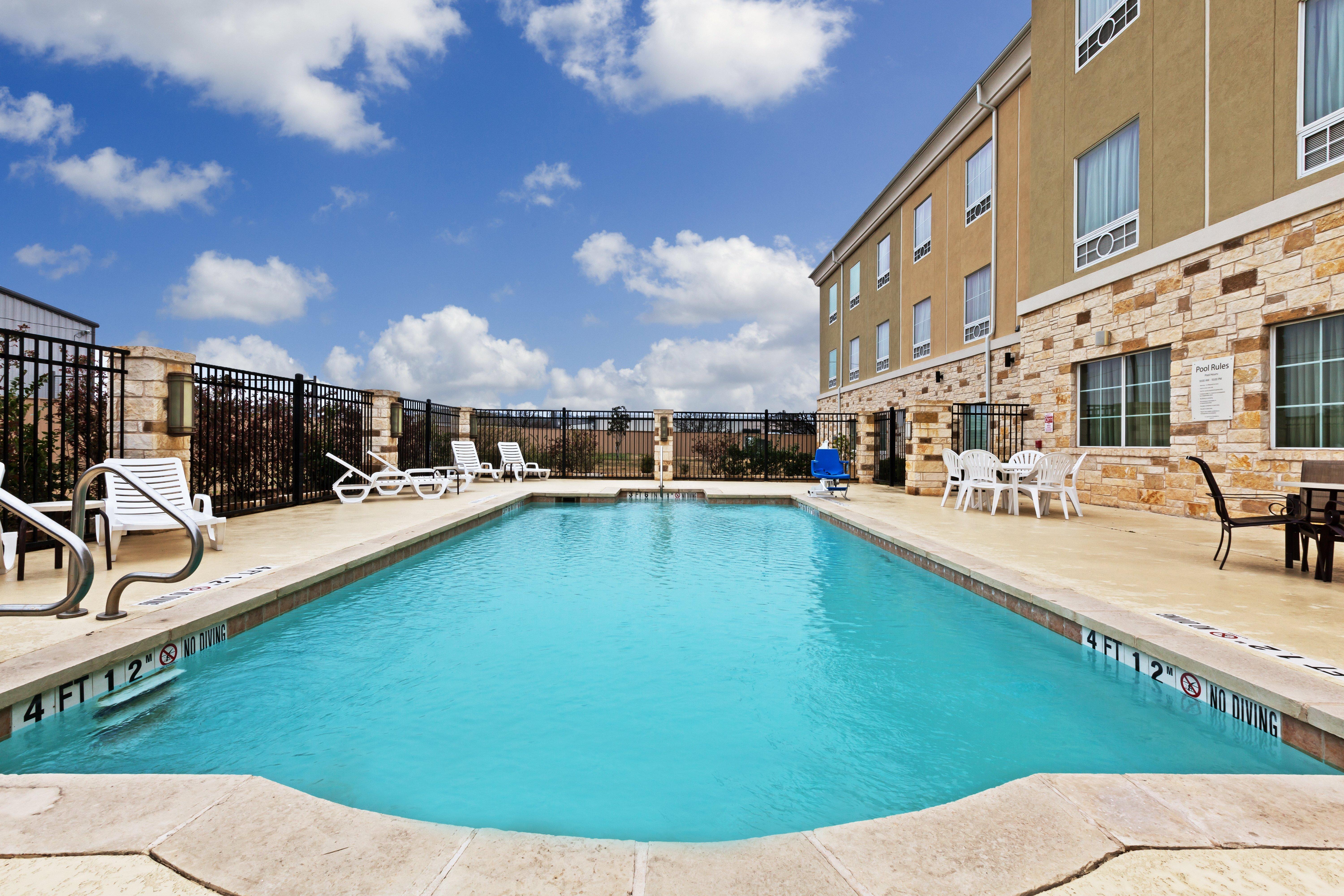 Holiday Inn Express & Suites Brady By Ihg Exterior photo