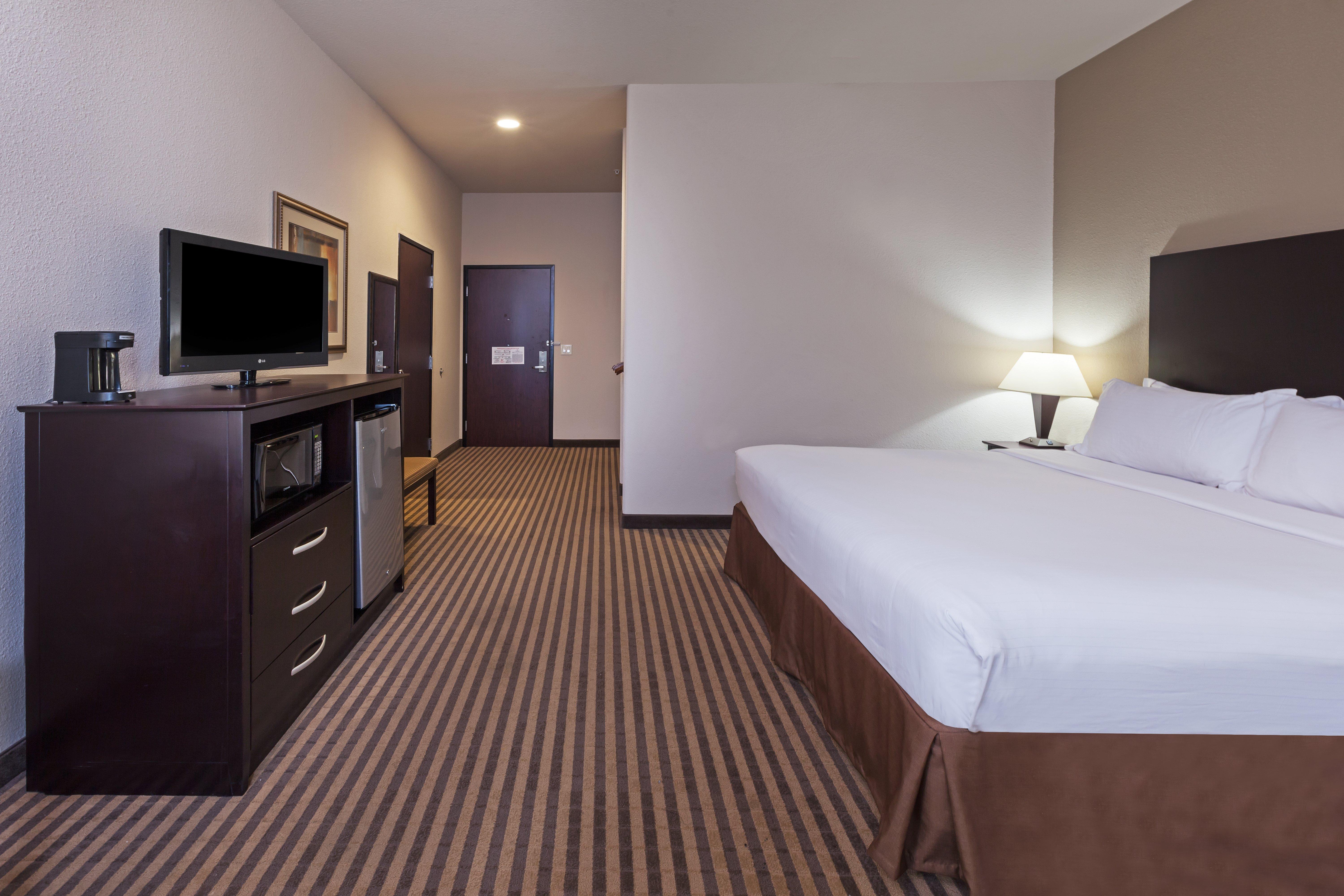 Holiday Inn Express & Suites Brady By Ihg Exterior photo