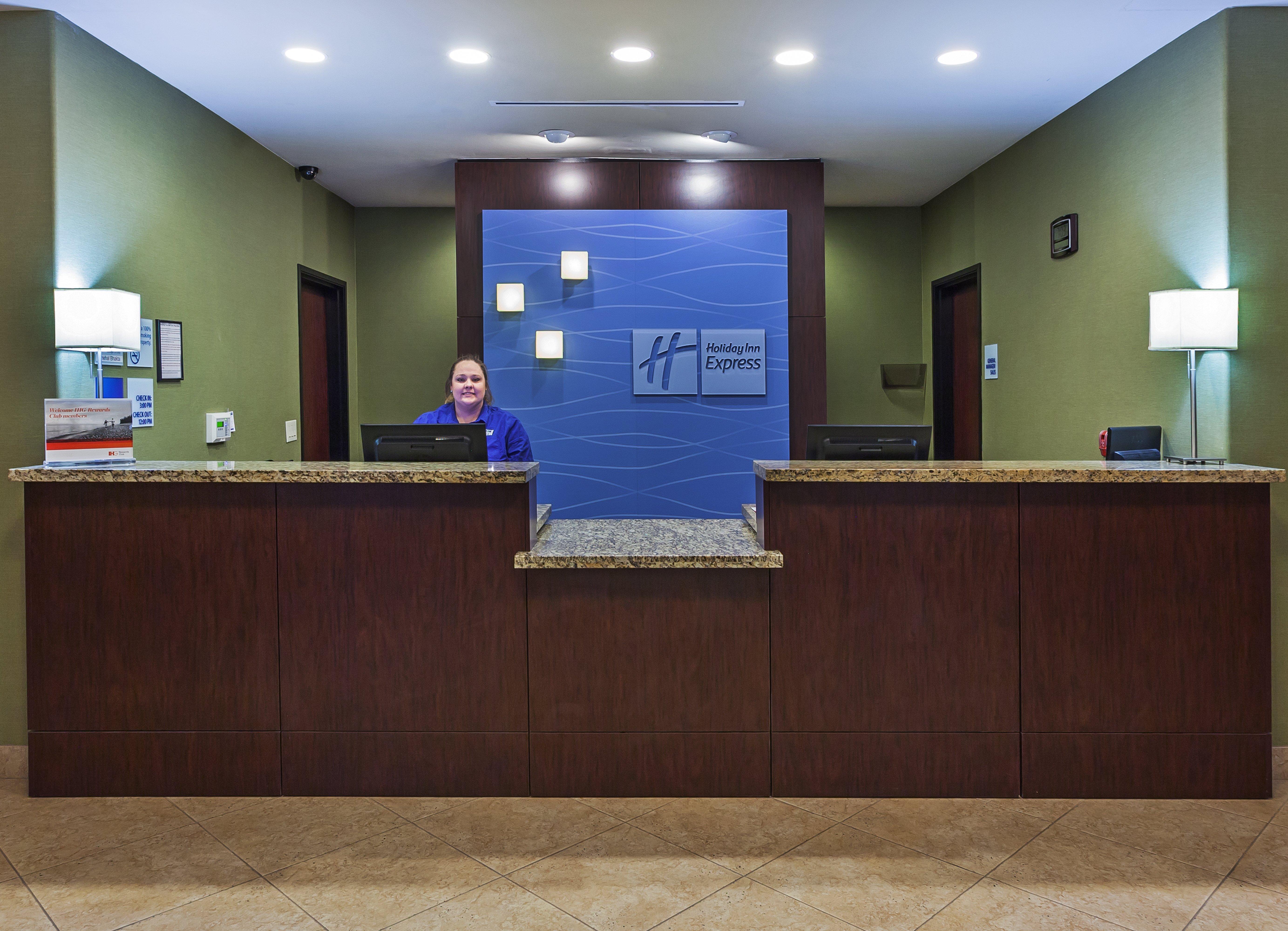 Holiday Inn Express & Suites Brady By Ihg Exterior photo