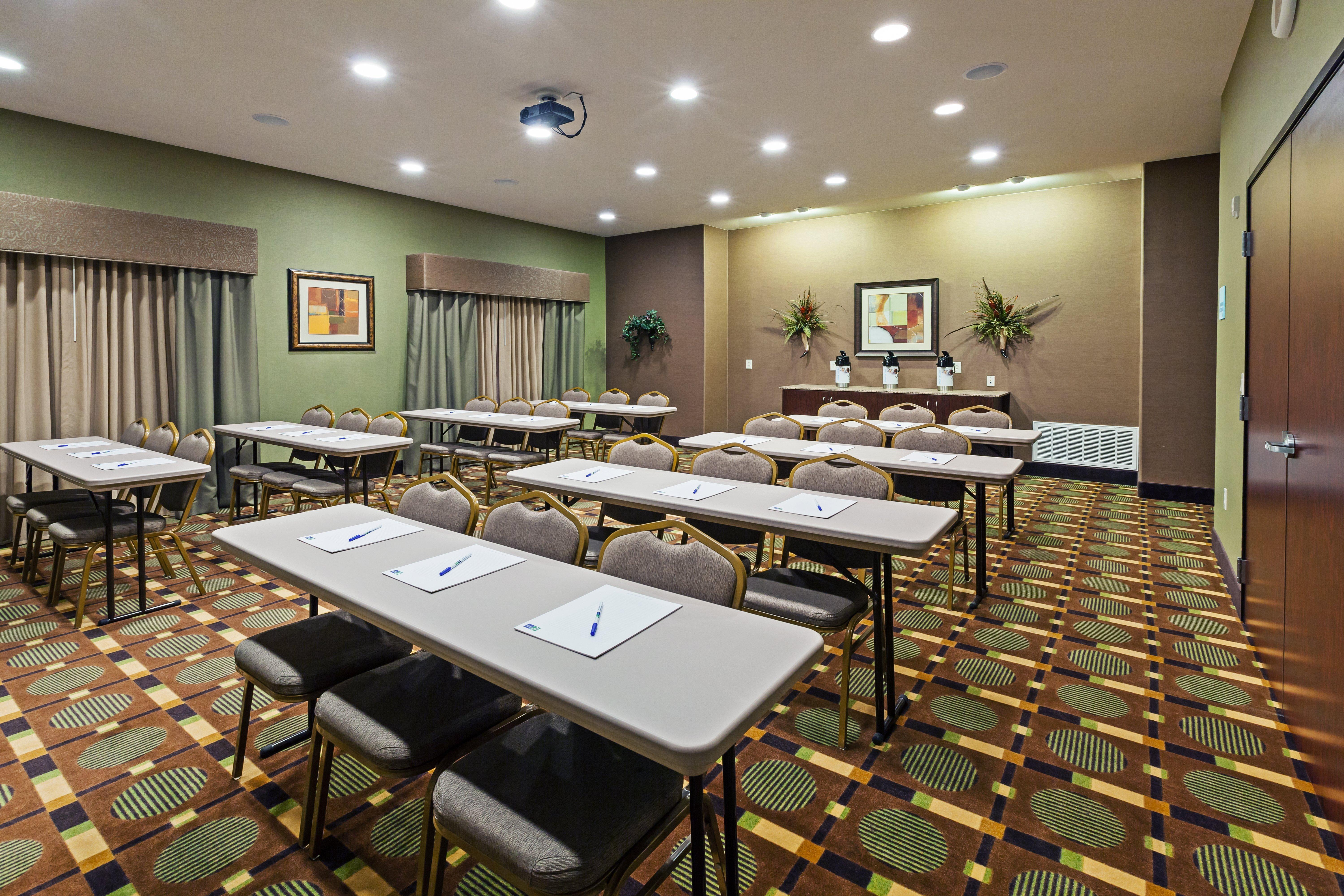 Holiday Inn Express & Suites Brady By Ihg Exterior photo