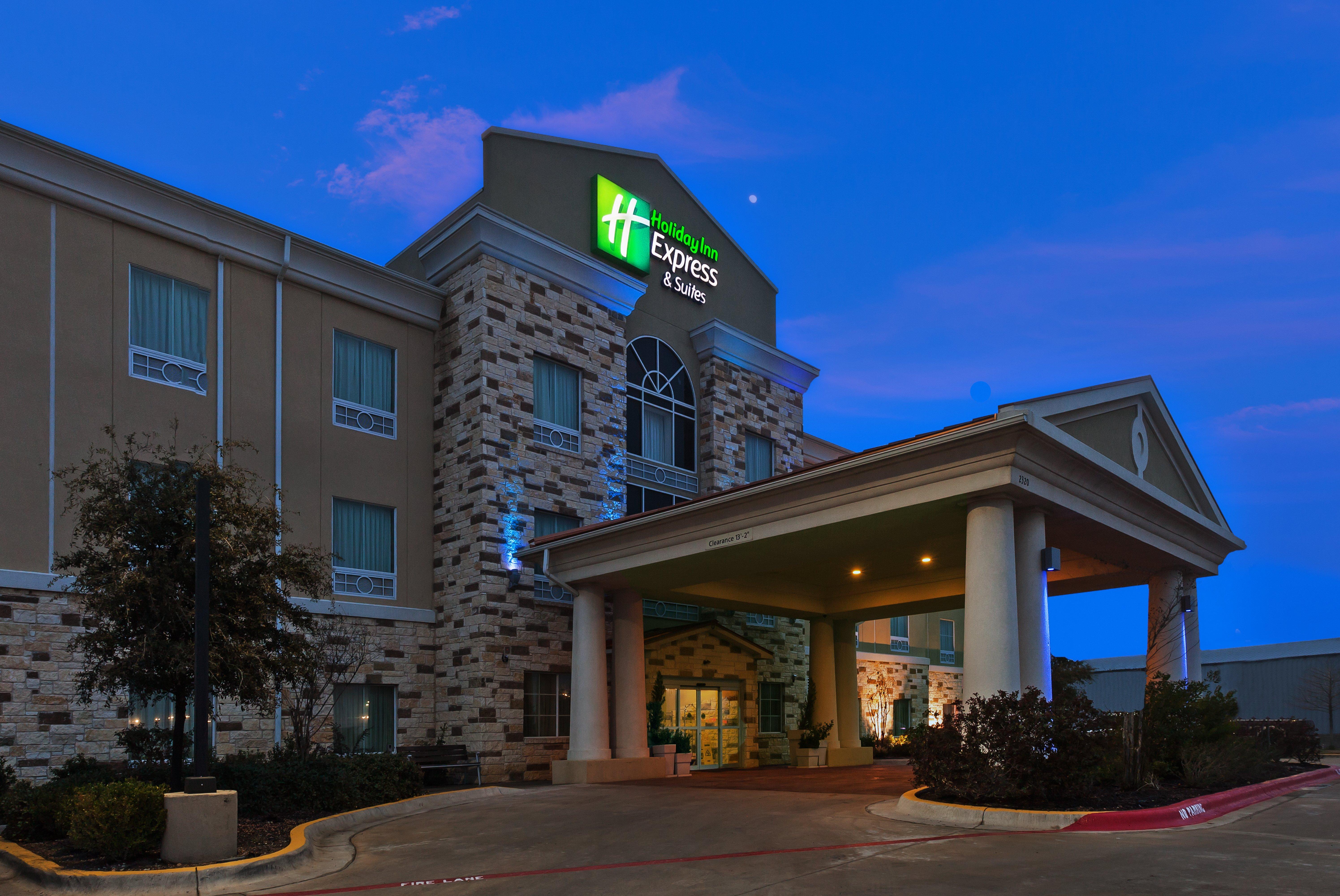 Holiday Inn Express & Suites Brady By Ihg Exterior photo