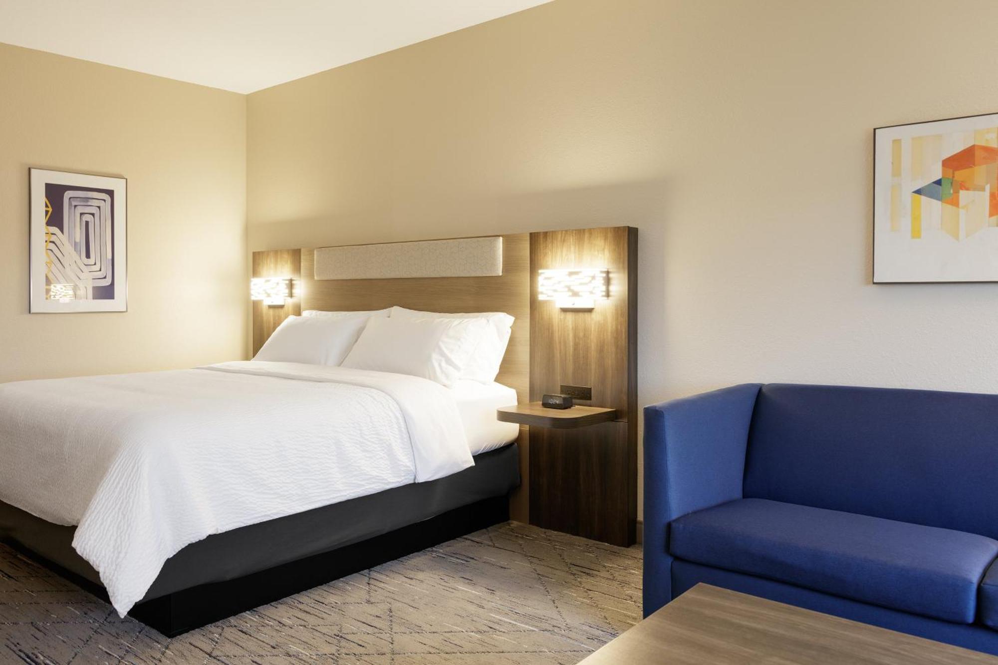 Holiday Inn Express & Suites Brady By Ihg Exterior photo