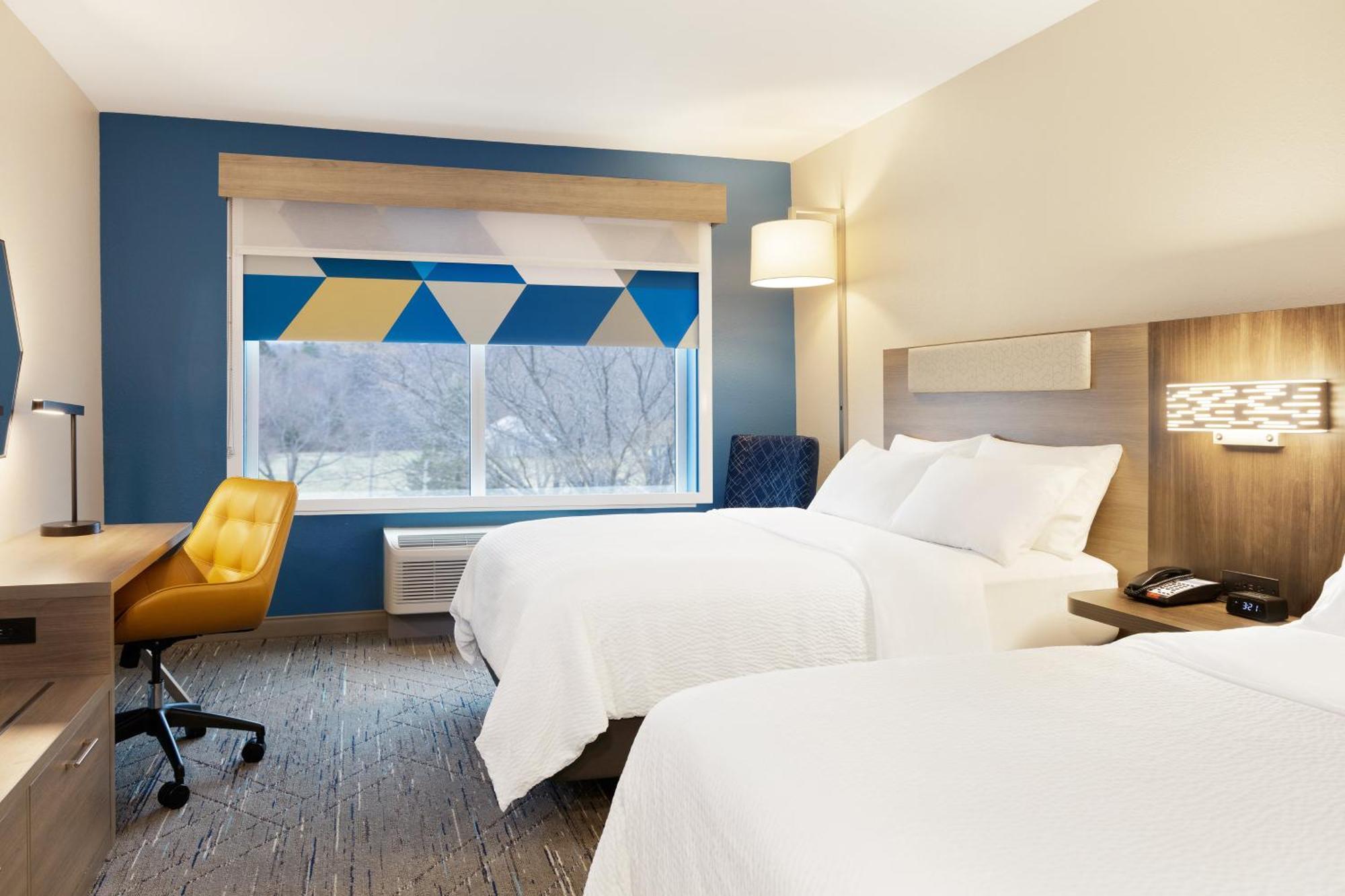 Holiday Inn Express & Suites Brady By Ihg Exterior photo