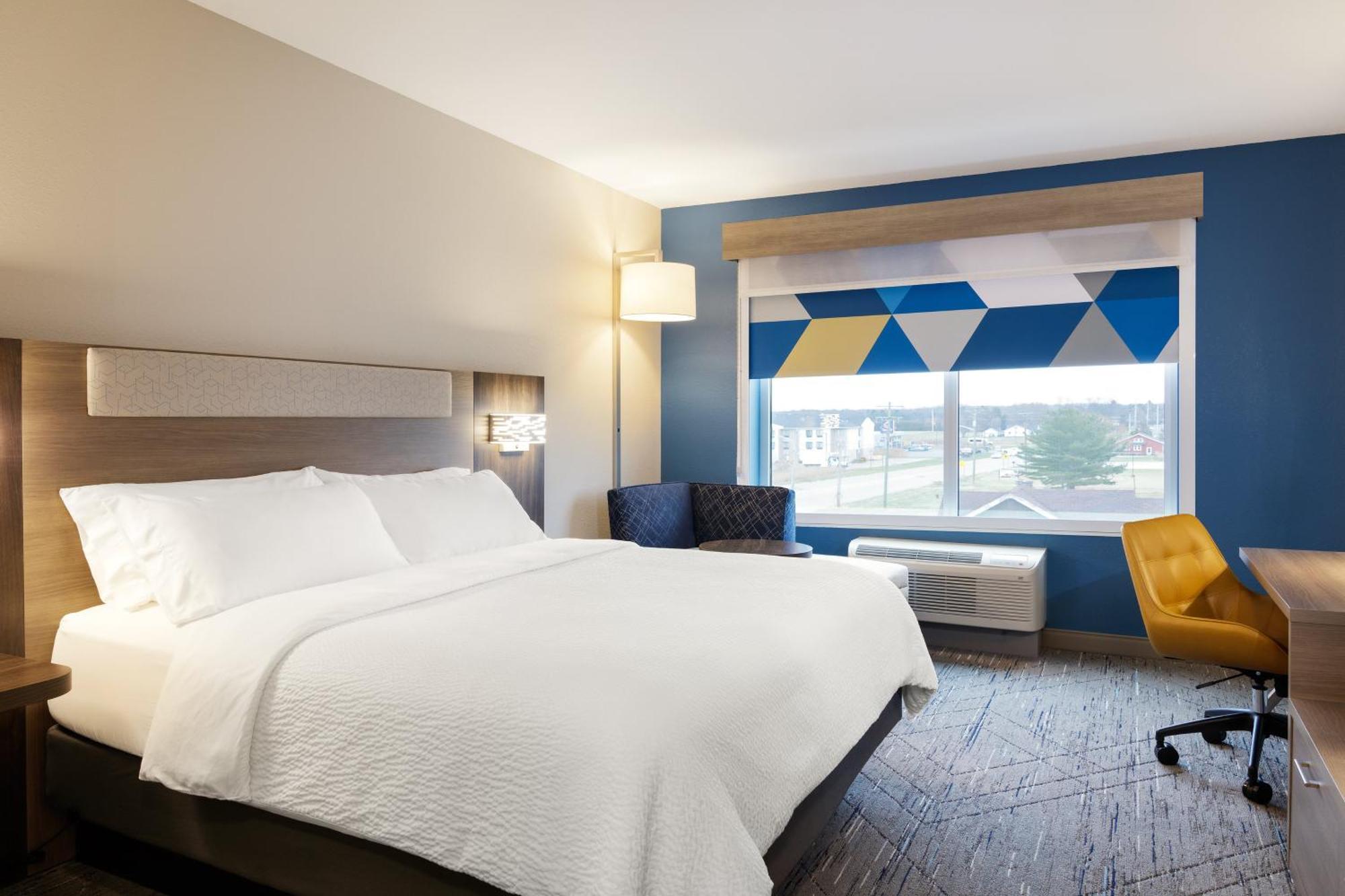 Holiday Inn Express & Suites Brady By Ihg Exterior photo
