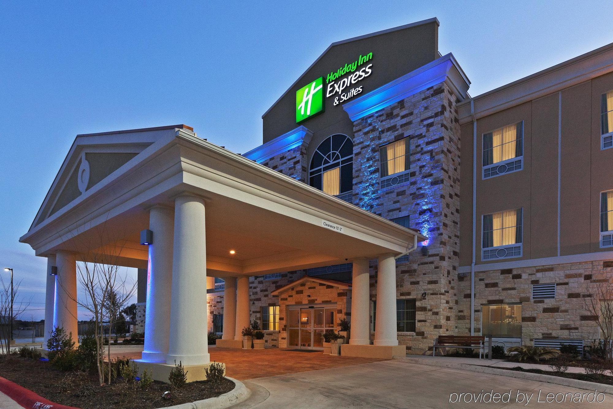 Holiday Inn Express & Suites Brady By Ihg Exterior photo