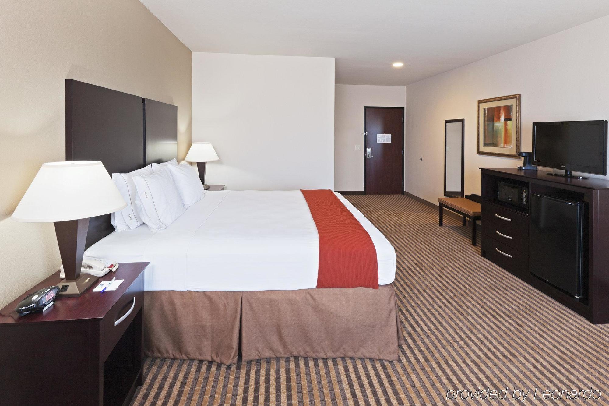 Holiday Inn Express & Suites Brady By Ihg Room photo