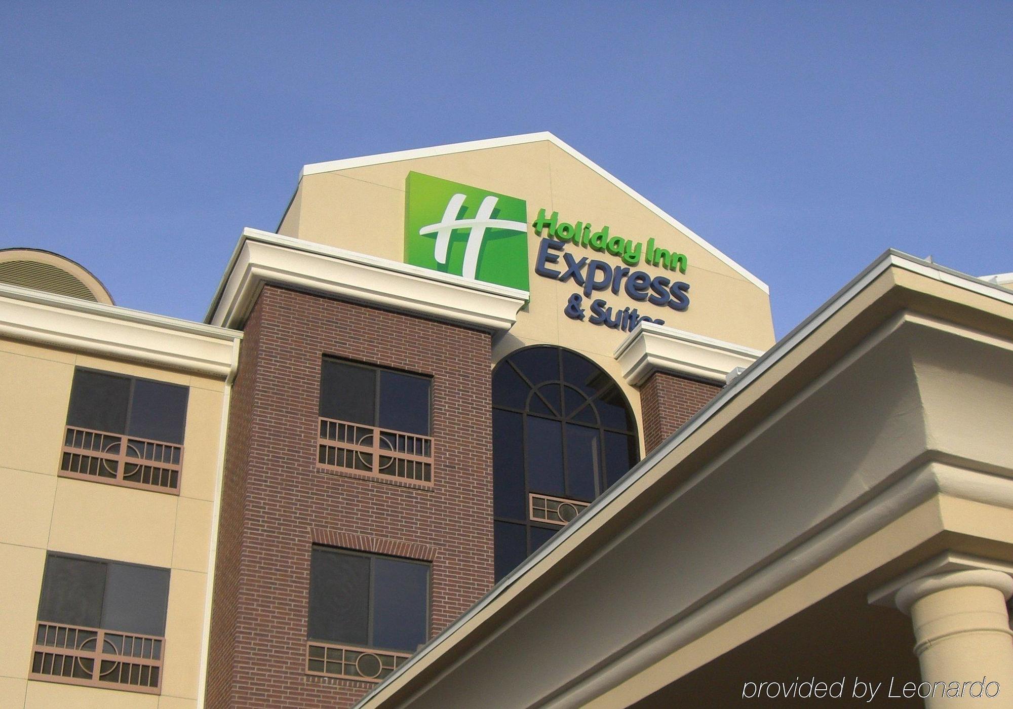 Holiday Inn Express & Suites Brady By Ihg Exterior photo