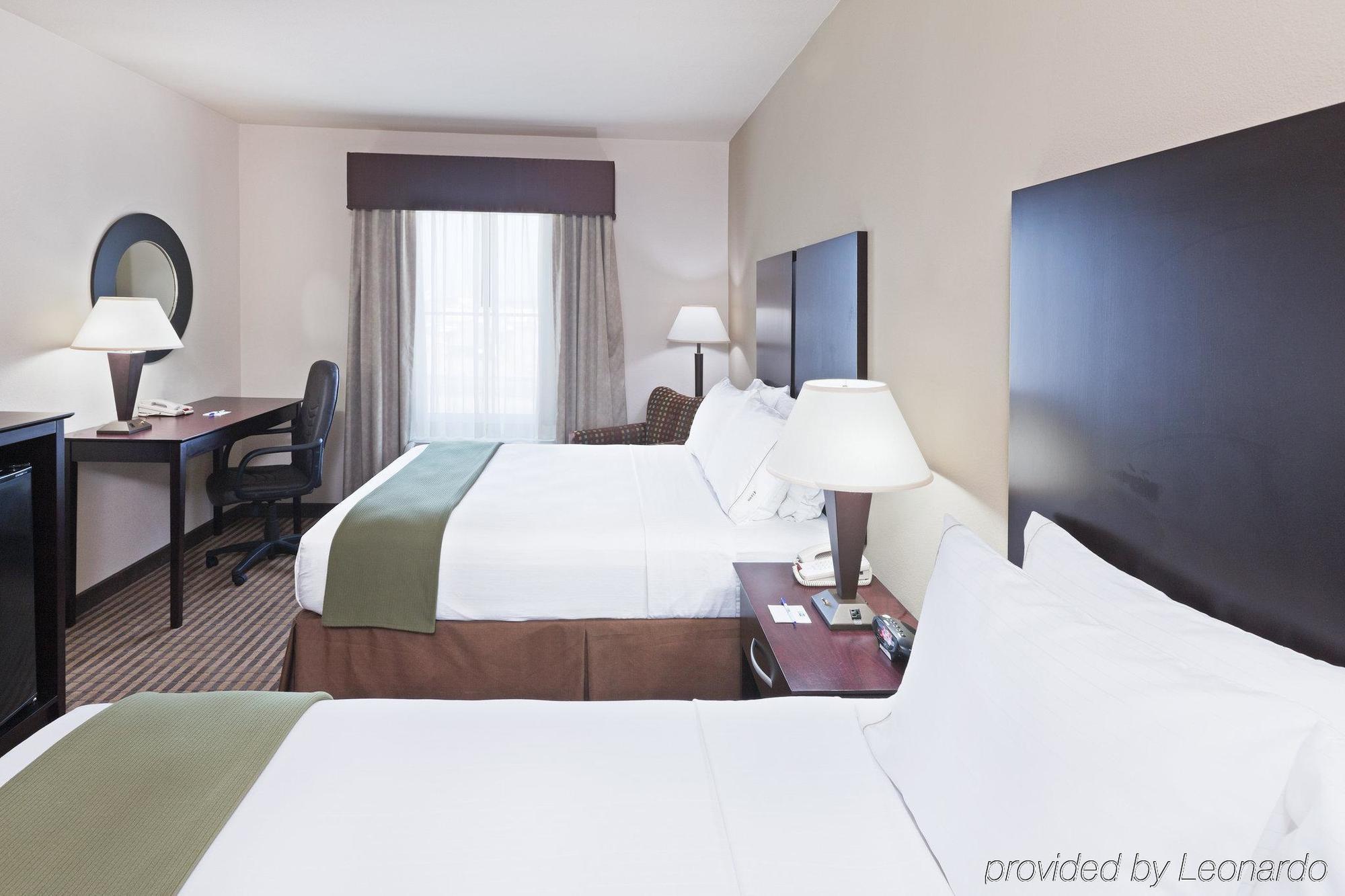 Holiday Inn Express & Suites Brady By Ihg Room photo