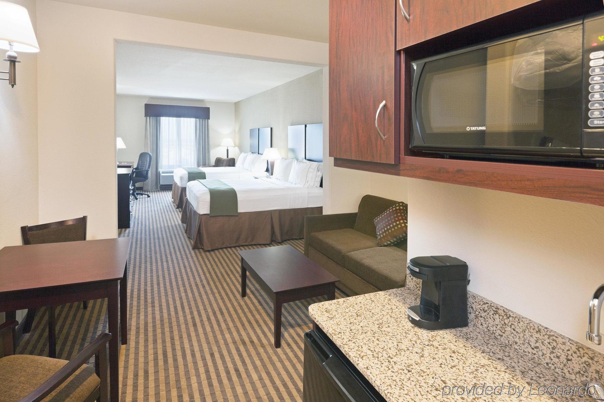 Holiday Inn Express & Suites Brady By Ihg Room photo