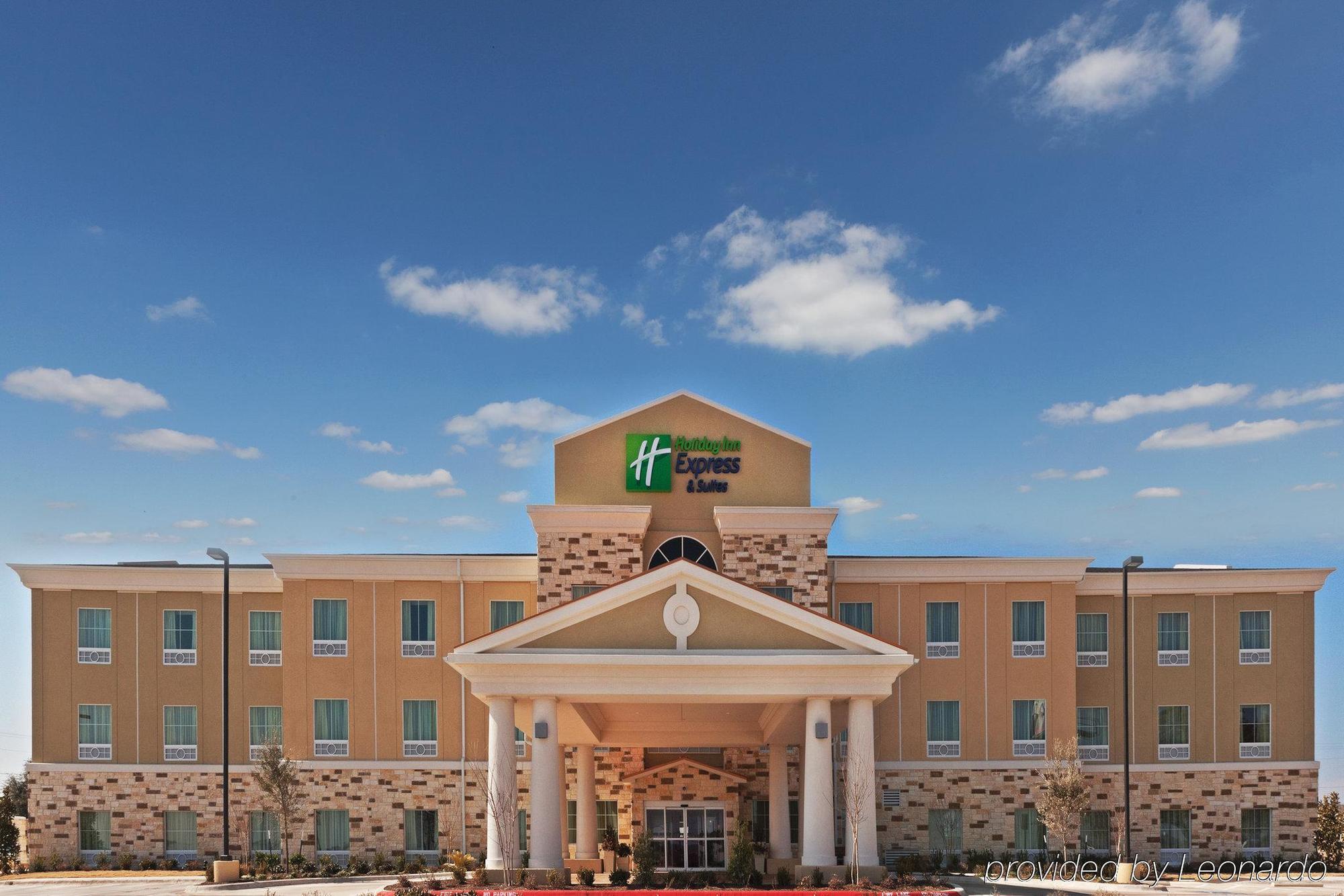 Holiday Inn Express & Suites Brady By Ihg Exterior photo