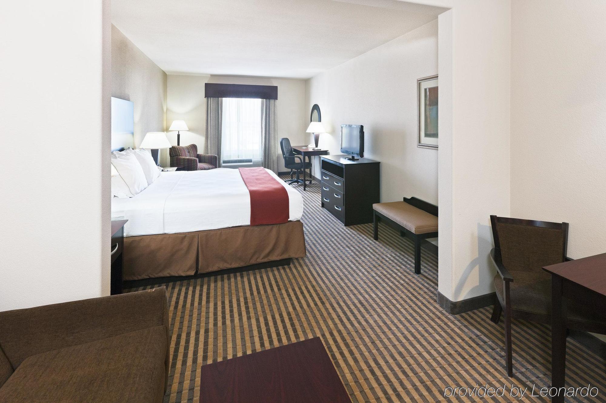 Holiday Inn Express & Suites Brady By Ihg Room photo