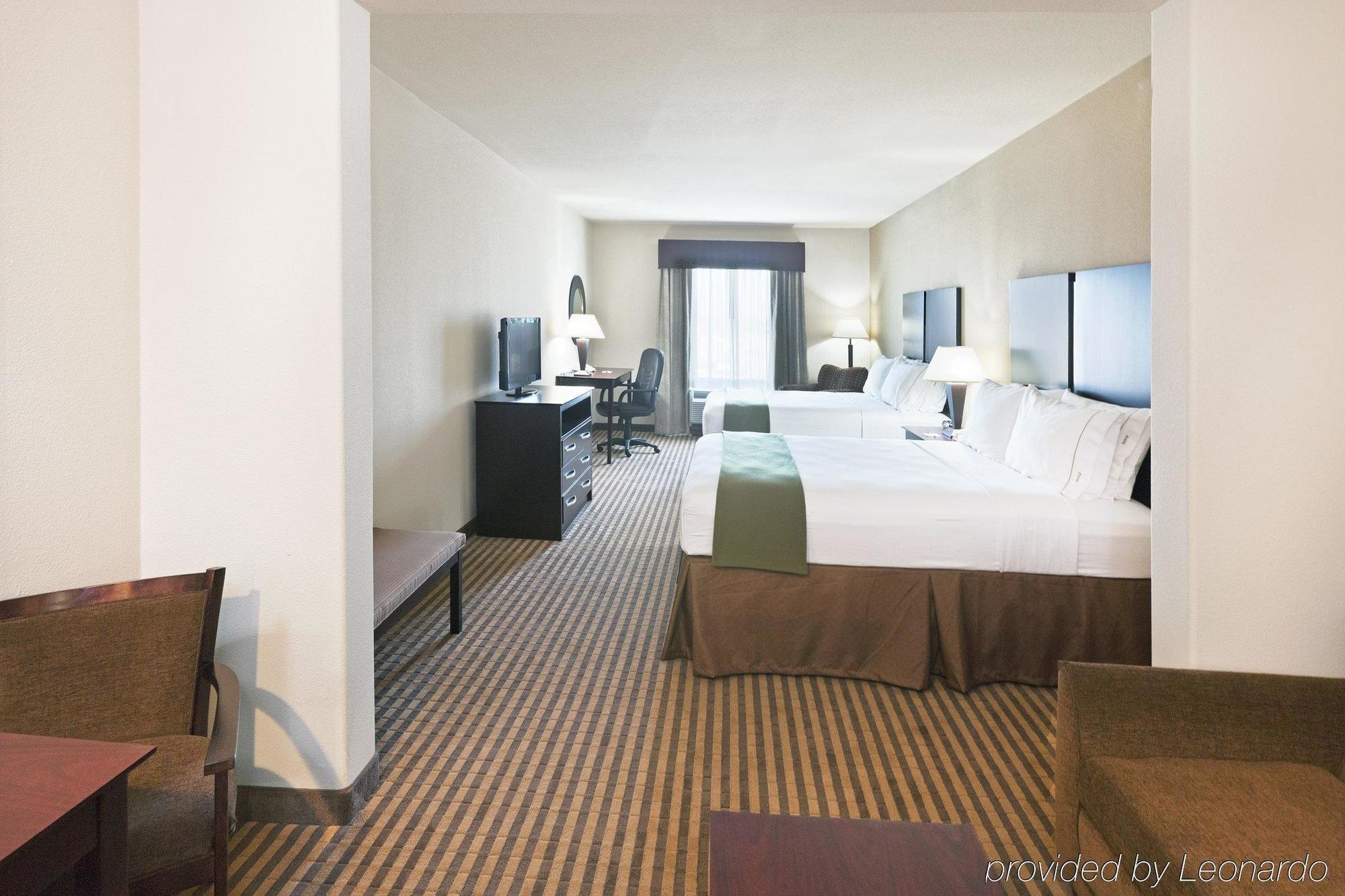 Holiday Inn Express & Suites Brady By Ihg Room photo