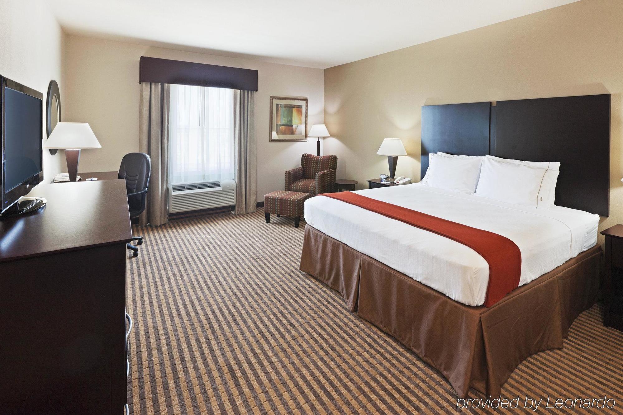 Holiday Inn Express & Suites Brady By Ihg Room photo