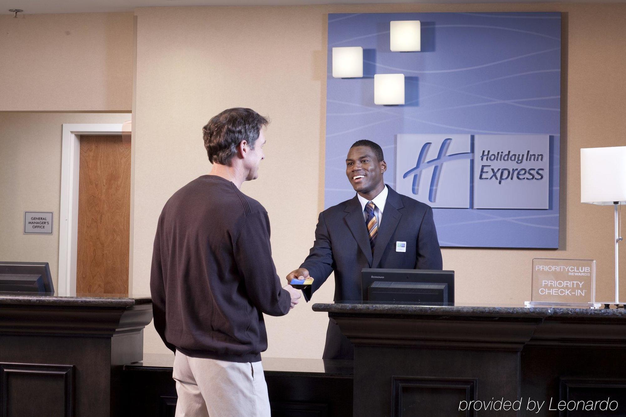 Holiday Inn Express & Suites Brady By Ihg Interior photo