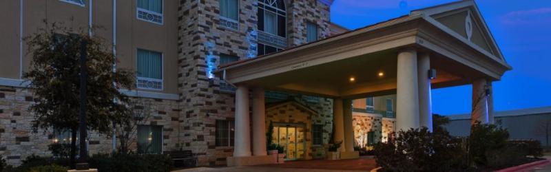 Holiday Inn Express & Suites Brady By Ihg Exterior photo