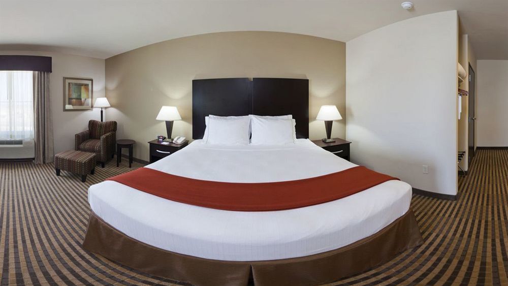 Holiday Inn Express & Suites Brady By Ihg Exterior photo