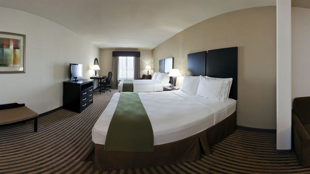 Holiday Inn Express & Suites Brady By Ihg Exterior photo